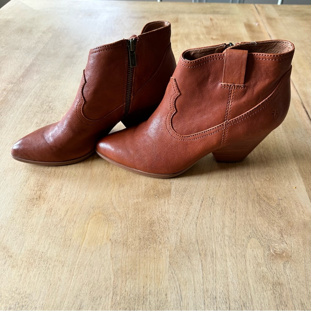 Frye Reina Leather Ankle Bootie Size 7.5 Cognac Western Block heel